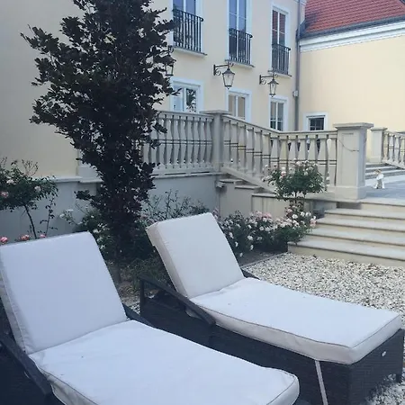 Palac W Smoszewie מלון