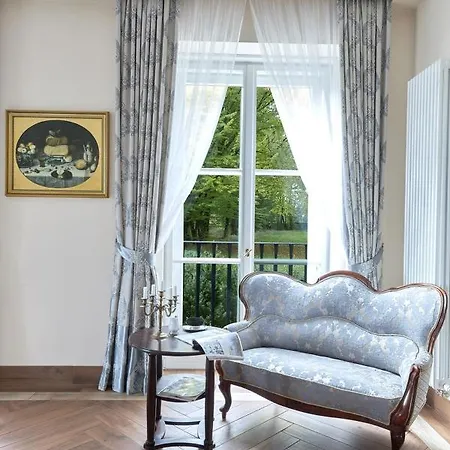 Palac W Smoszewie מלון